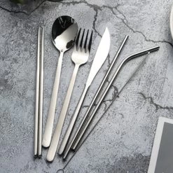 House Of Husk Reisbestek - Reis Bestekset - Chopsticks - Metalen Rietjes Met Borstel - Lepel - Vaatwasserbestendig - RVS - 7 Delig - Zilver -Buiten Kamperen 1200x1200 453