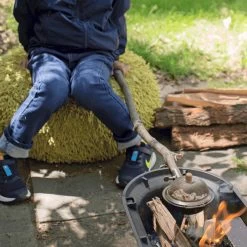 Kikkerland Huckleberry Popcorn Maker - Maak Je Eigen Popcorn - Popcornpan - Kampvuur - Buitenspeelgoed - Buitenspelen - Kamperen -Buiten Kamperen 1200x1200 489